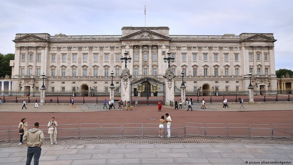 Rei Charles III Quebra Tradição, Optando por Não Residir no Palácio de Buckingham e Revela Impostos