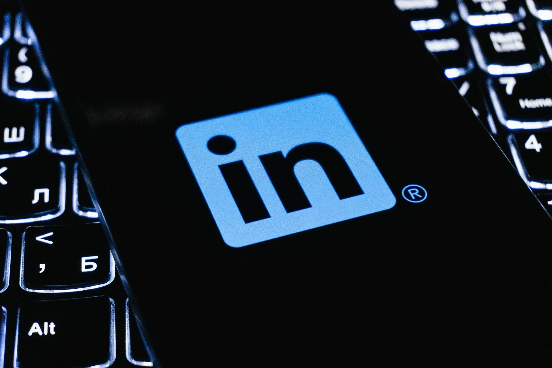 LinkedIn Intensifica Combate à "AI Slop": A Nova Fronteira da Autenticidade Profissional no Digital