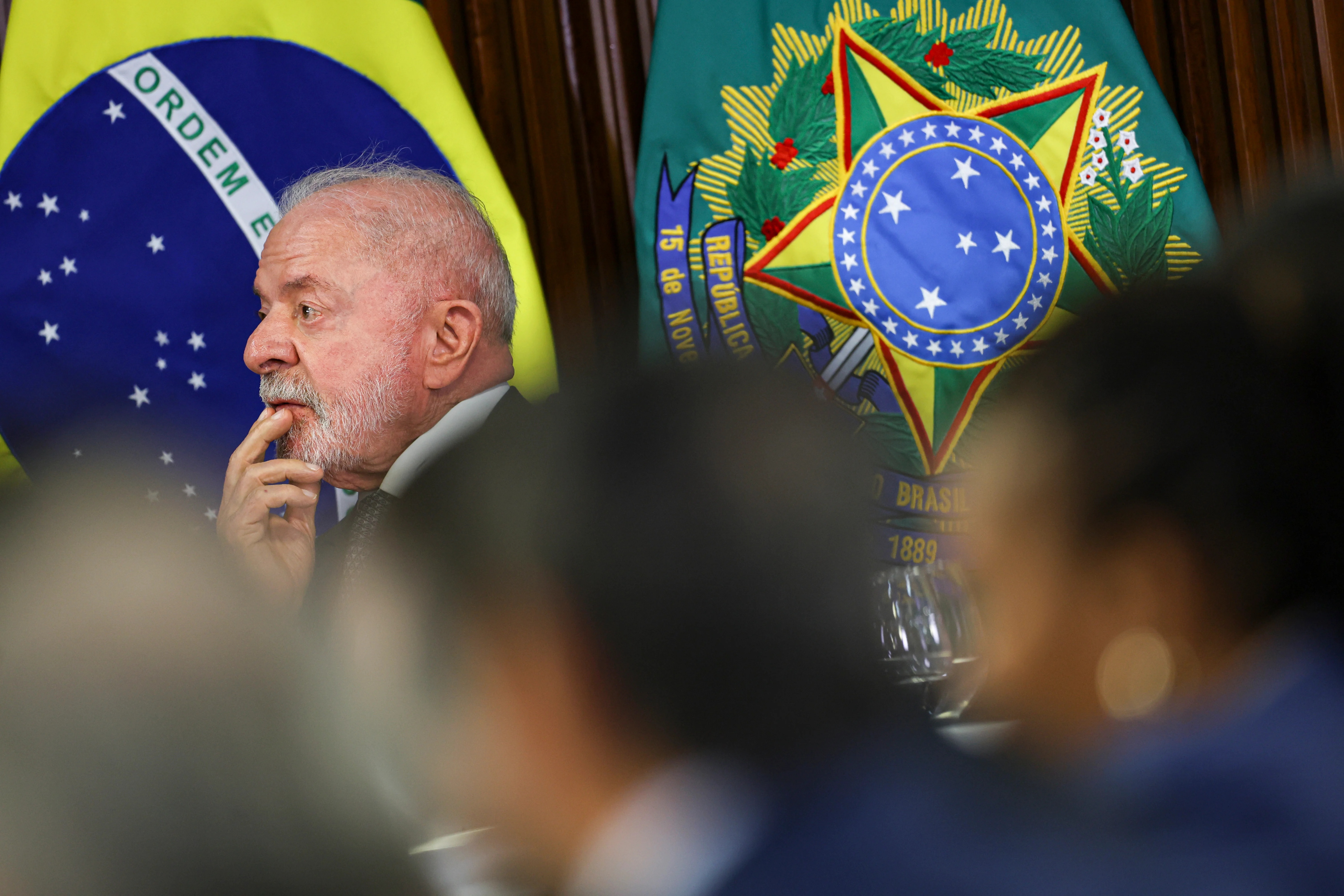 A Geopolítica da Viagem: Lula no G7 e os Enigmas da Balança Comercial Brasil-EUA