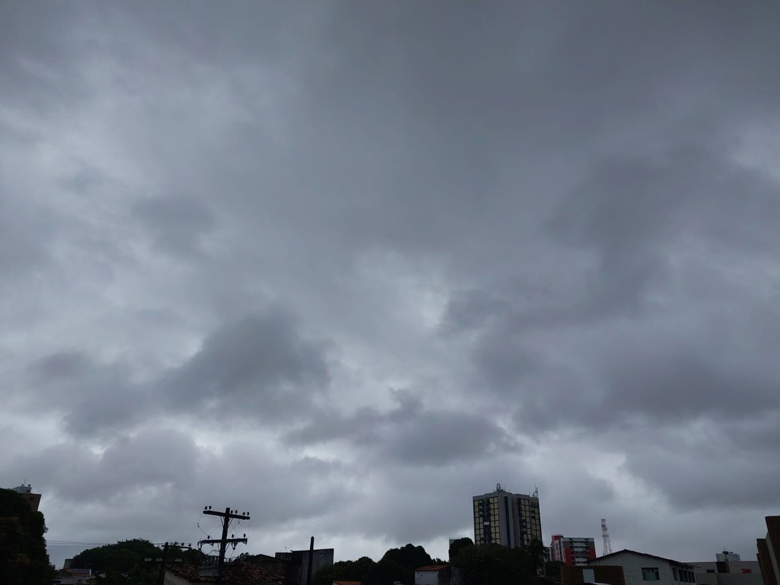 Análise Meteorológica: Como a semana de chuvas isoladas em Maceió redefine a dinâmica urbana e econômica