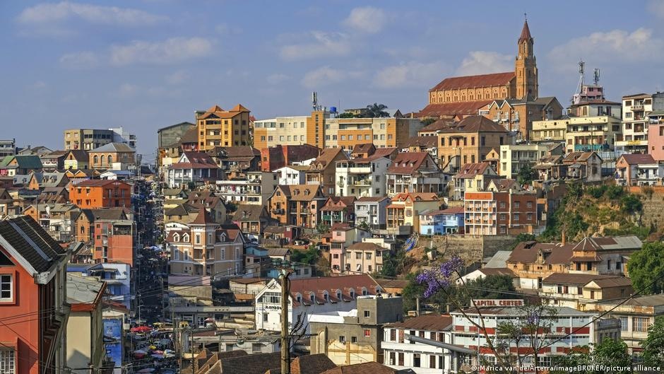 Madagascar Nomeia Chefe Anticorrupção para PM: Um Teste Crucial para a Estabilidade e a Geopolítica Africana