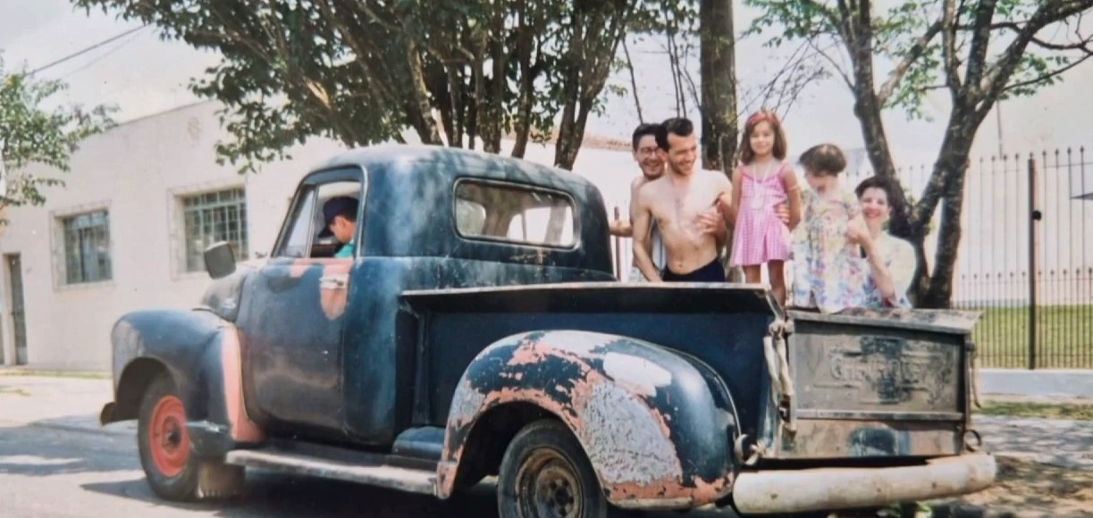Além da Carroceria: Como um Utilitário de 1954 Ilumina a Transformação do Acesso e da Memória no Paraná