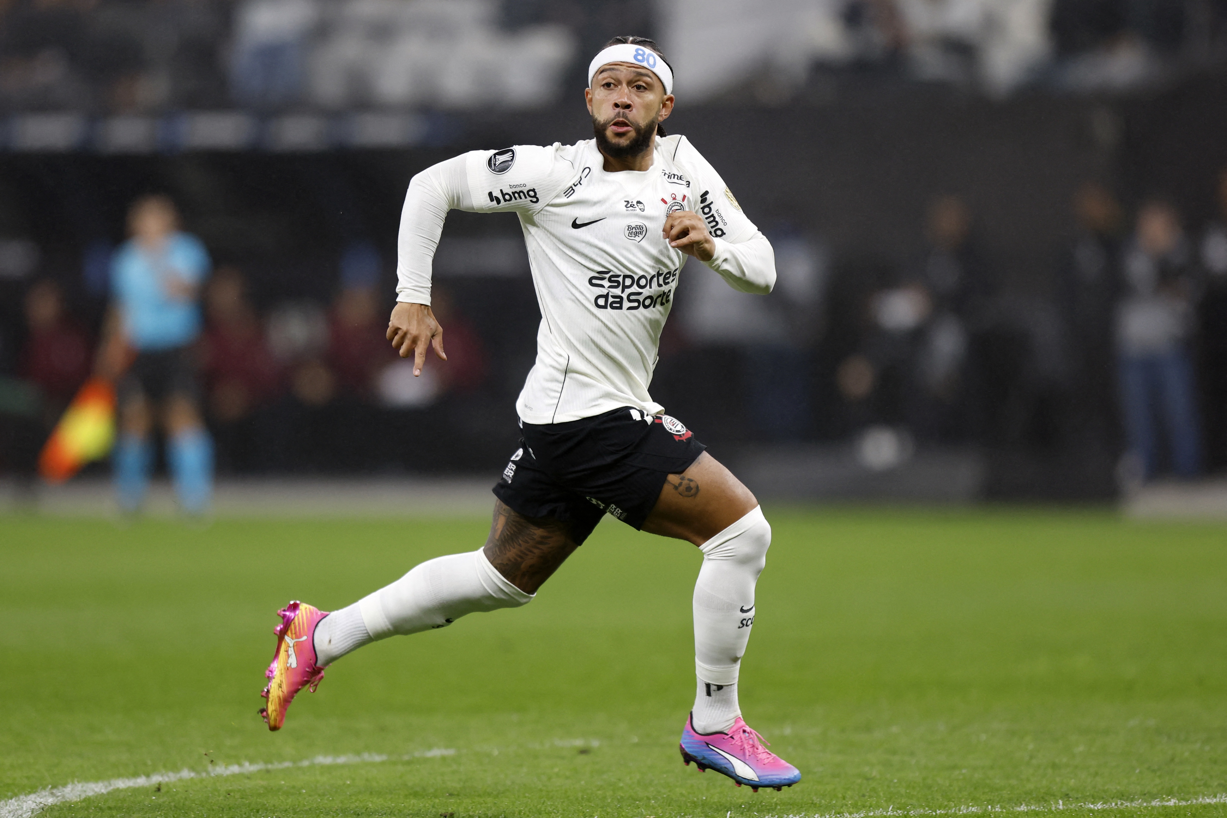 A Permanência de Memphis Depay: Um Enigma Tático e a Ambição do Corinthians