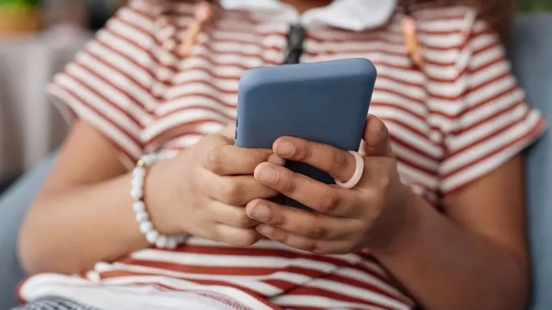 A Falha Silenciosa: Por Que a Proibição Australiana de Redes Sociais Para Menores Resiste à Realidade Digital