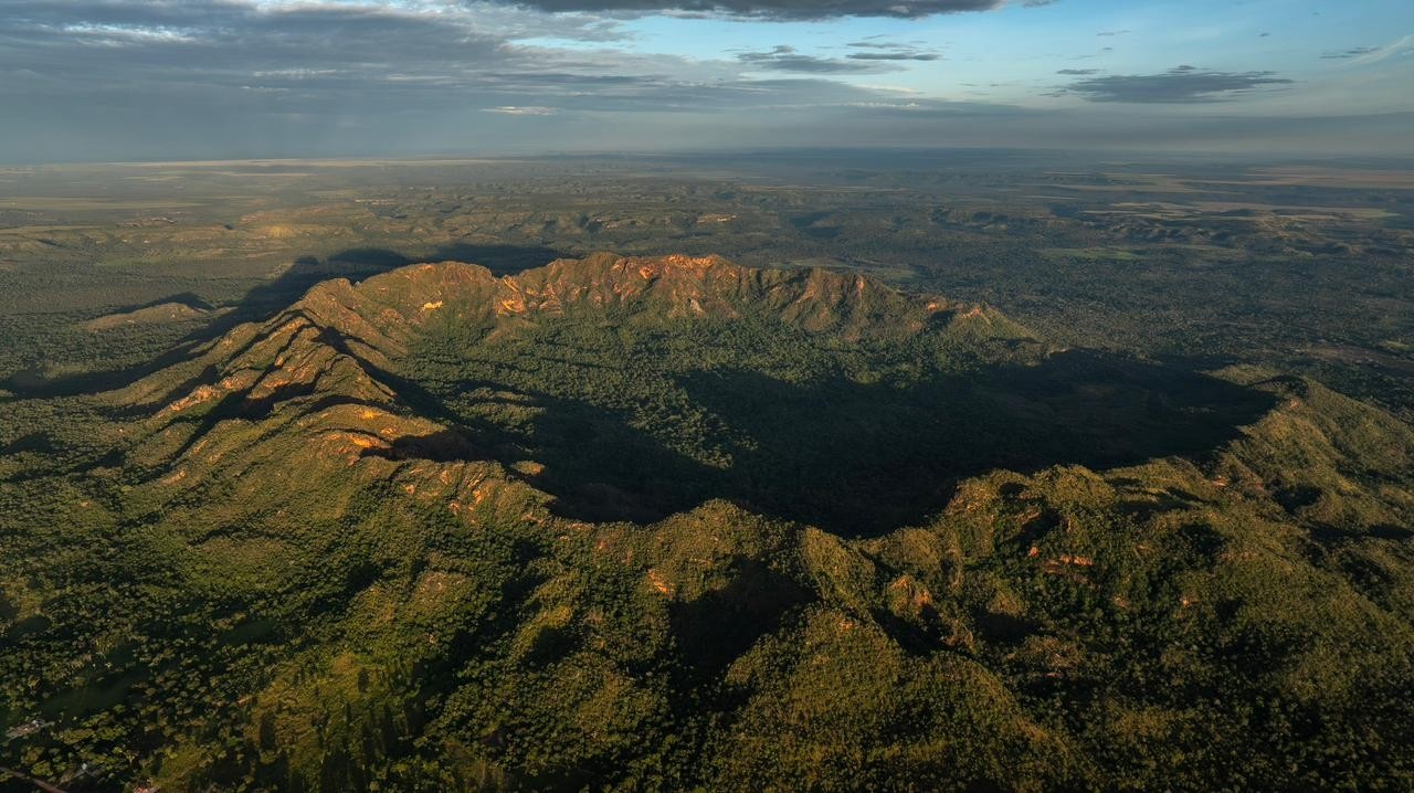 Serra da Cangalha: Um Monumento Cósmico de 300 Milhões de Anos e o Despertar Econômico do Tocantins