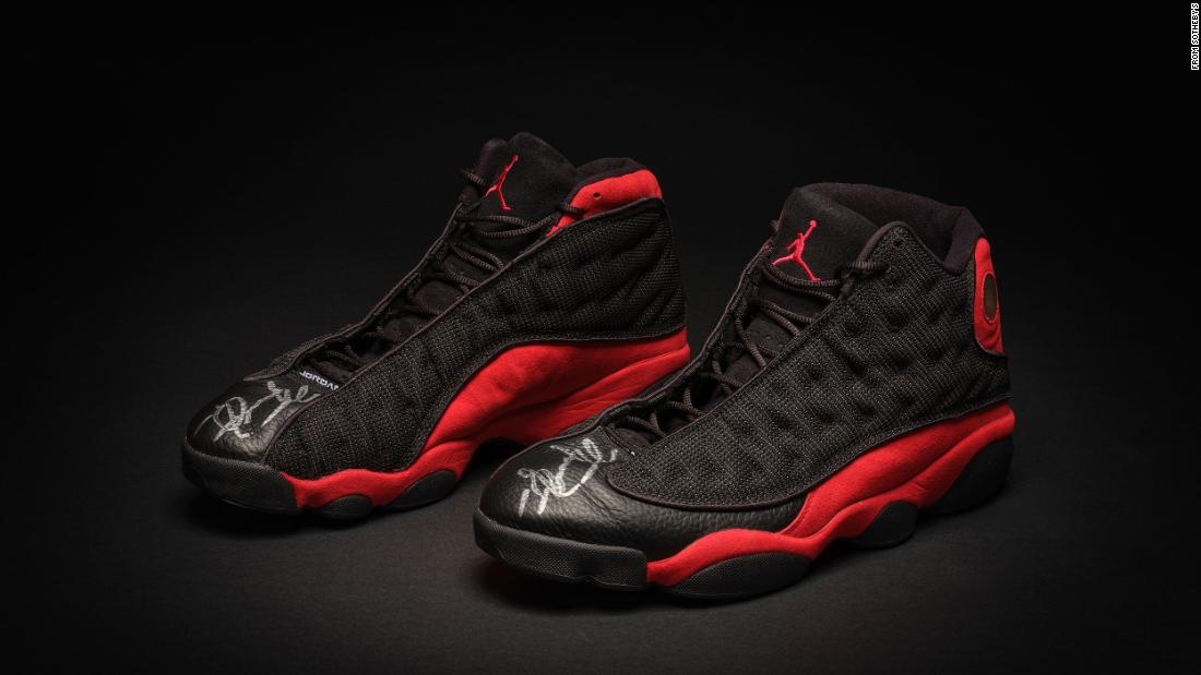 Tênis de Michael Jordan Arrematado por US$ 2.2 Milhões: O Valor Imaterial na Economia do Legado