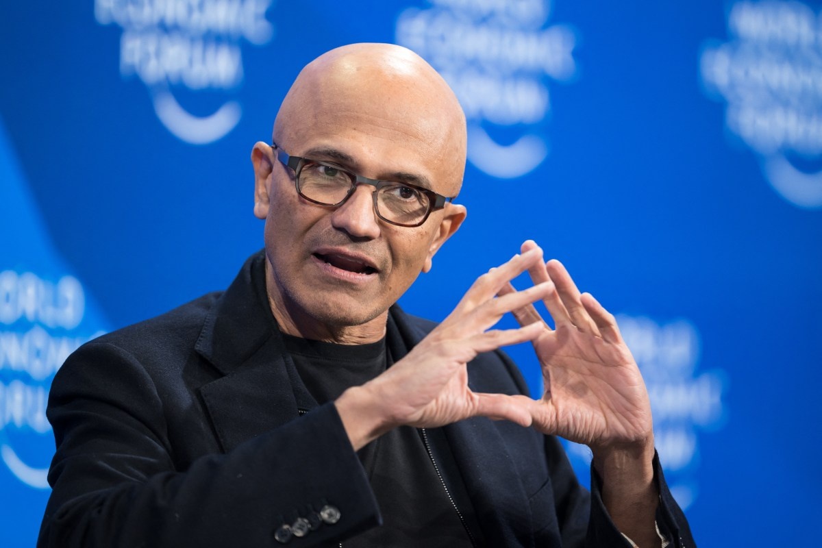 Microsoft Aprofunda Rivalidade Direta em IA, Desafiando OpenAI e Anthropic