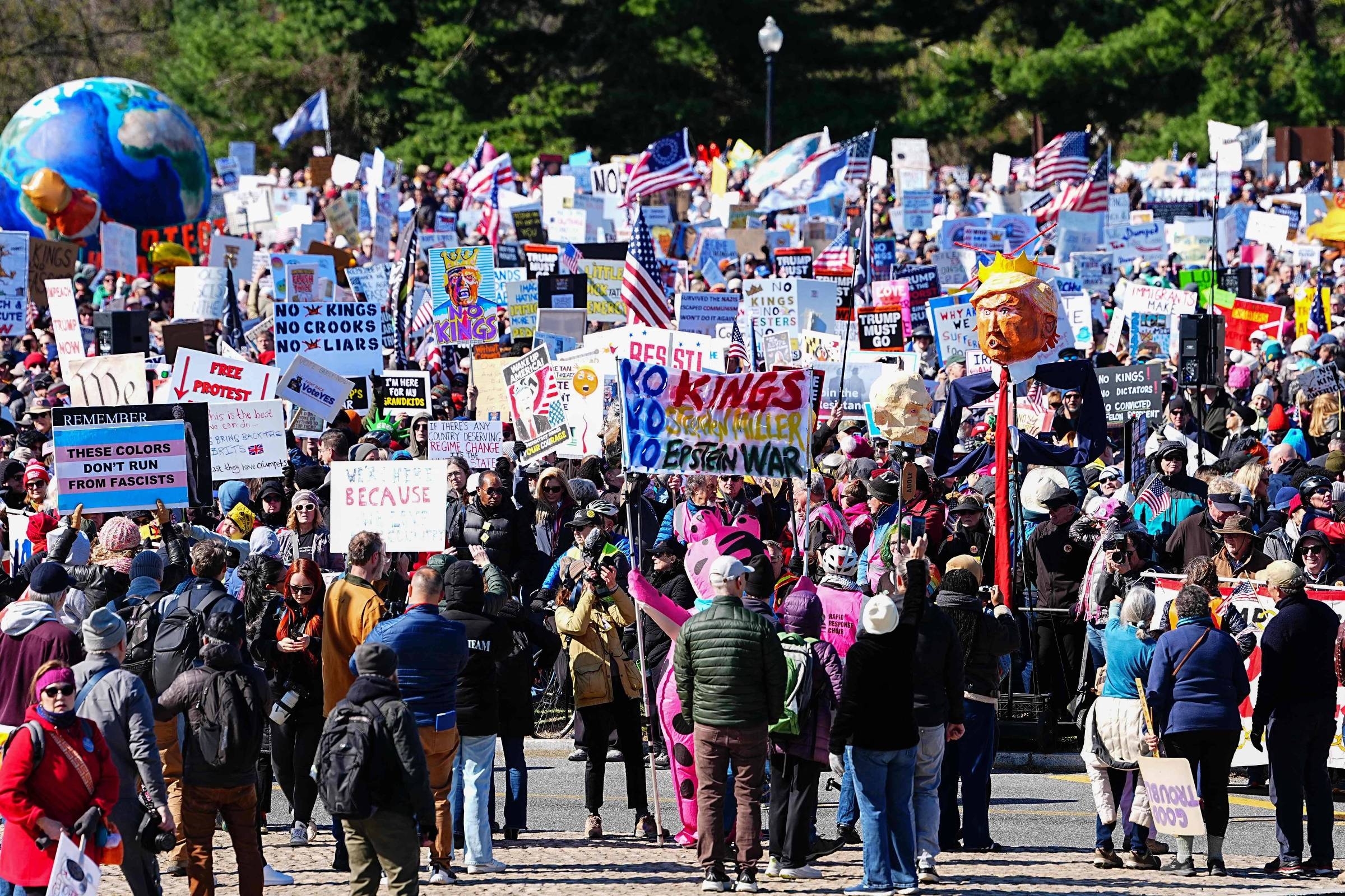 A Rebelião Capilarizada nos EUA: Como os Protestos Anti-Trump Redesenham o Cenário Global