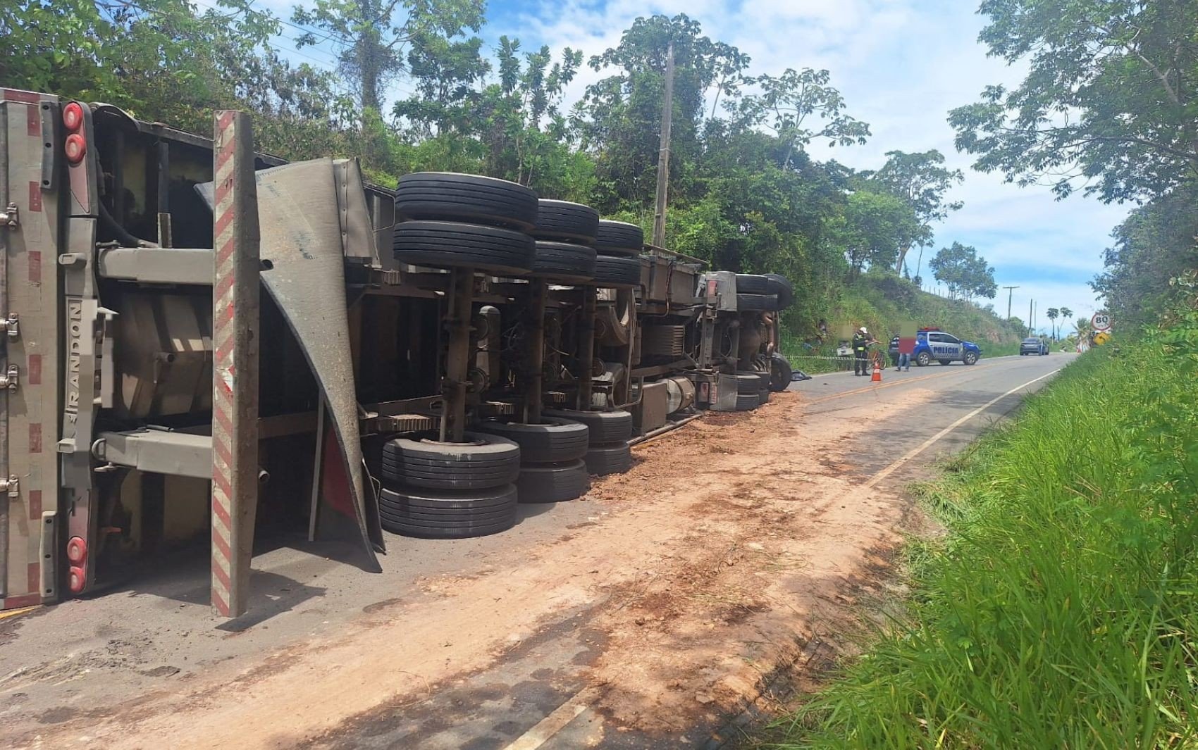 Caminhão tomba em rodovia de Sergipe, deixando um motociclista morto e dois feridos