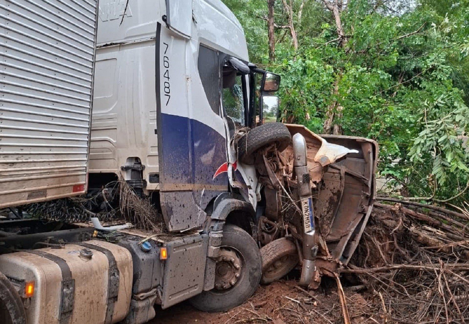 Motorista de caminhonete morre em acidente com caminhão na BR-153 em Barrolândia