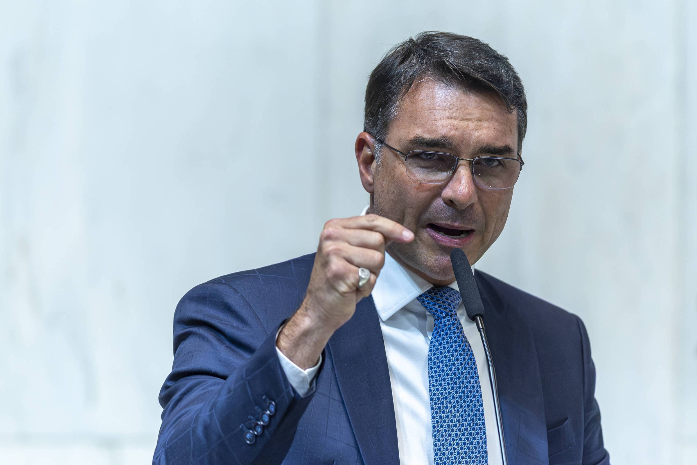 Manobras de Definição Política: O Labirinto do 'Golpismo' e o Futuro das Instituições Brasileiras