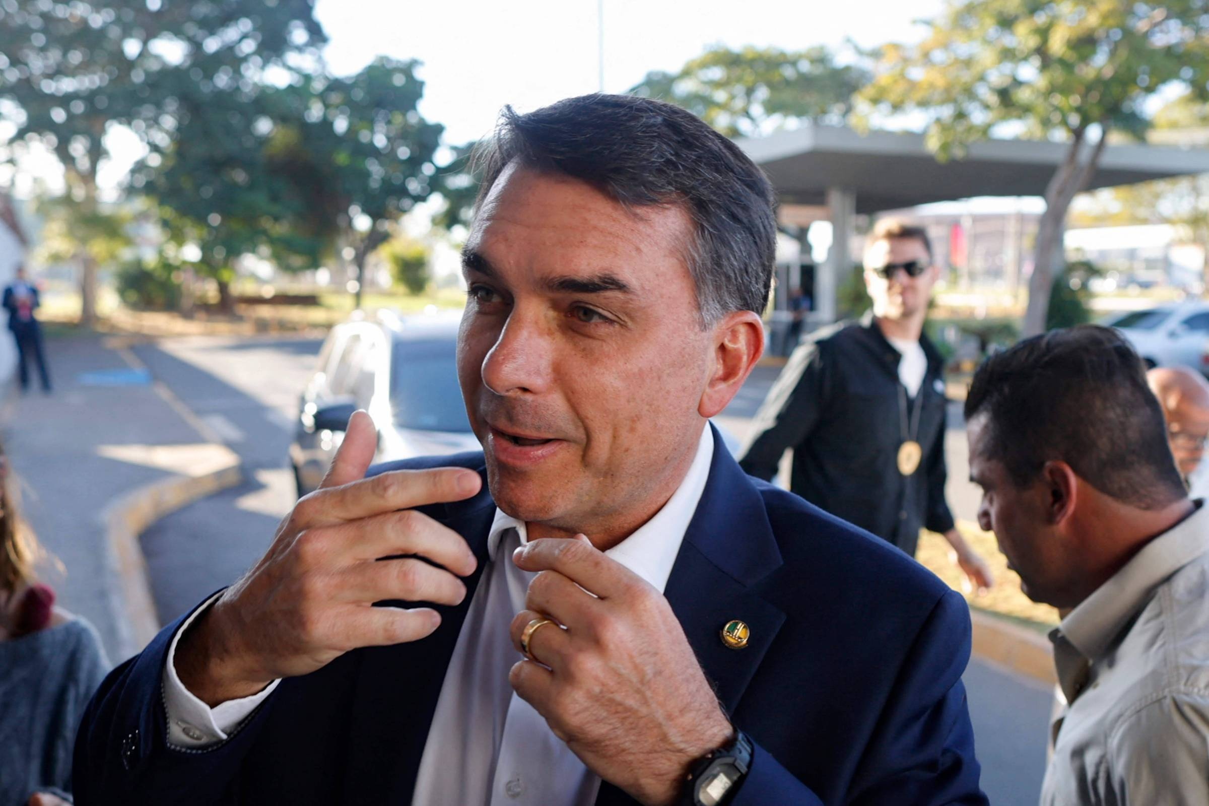 Transparência Política em Xeque: Flávio Bolsonaro e o Custo da Reticência