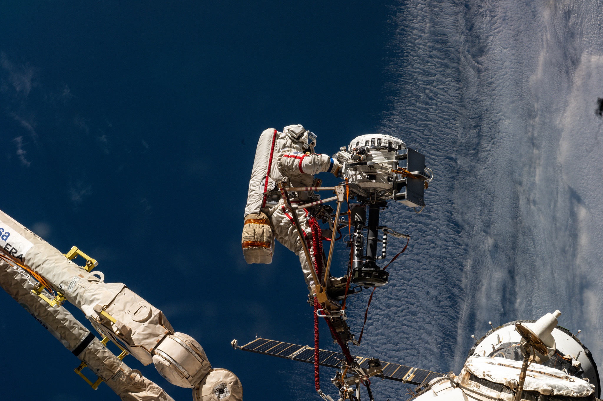 ISS: Caminhada Espacial Aprofunda Pesquisa e Garante Futuro da Estação