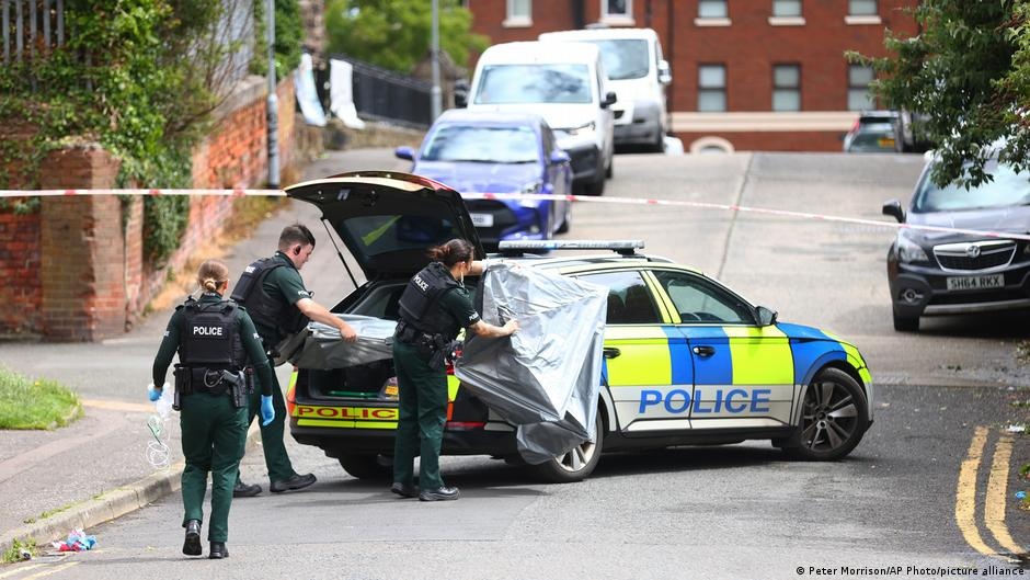 Ataque em Belfast: Como um Crime Local Atiça a Frágil Chama da Tensão Social e Migratória no Reino Unido