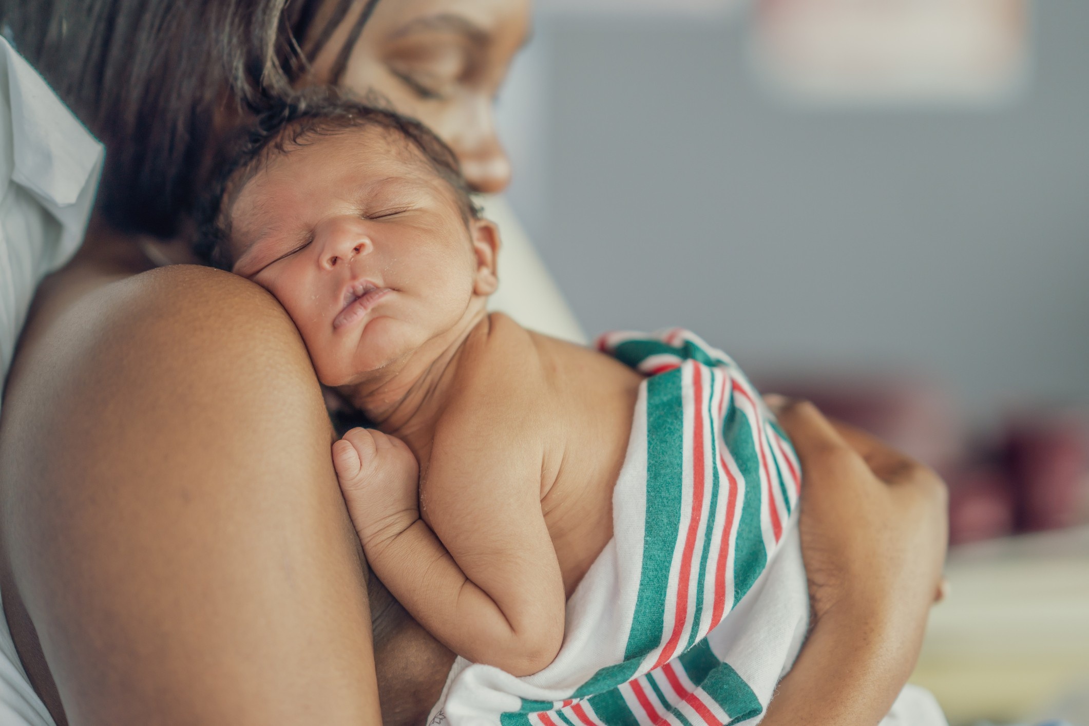 A Ciência Revela: O Contato Pele a Pele Pós-Nascimento Redefine os Fundamentos da Saúde Neonatal