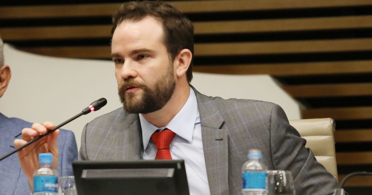 Guinada Estratégica na Fazenda: Durigan Navega Ano Eleitoral com Foco em Microeconomia e Adiamento Tributário