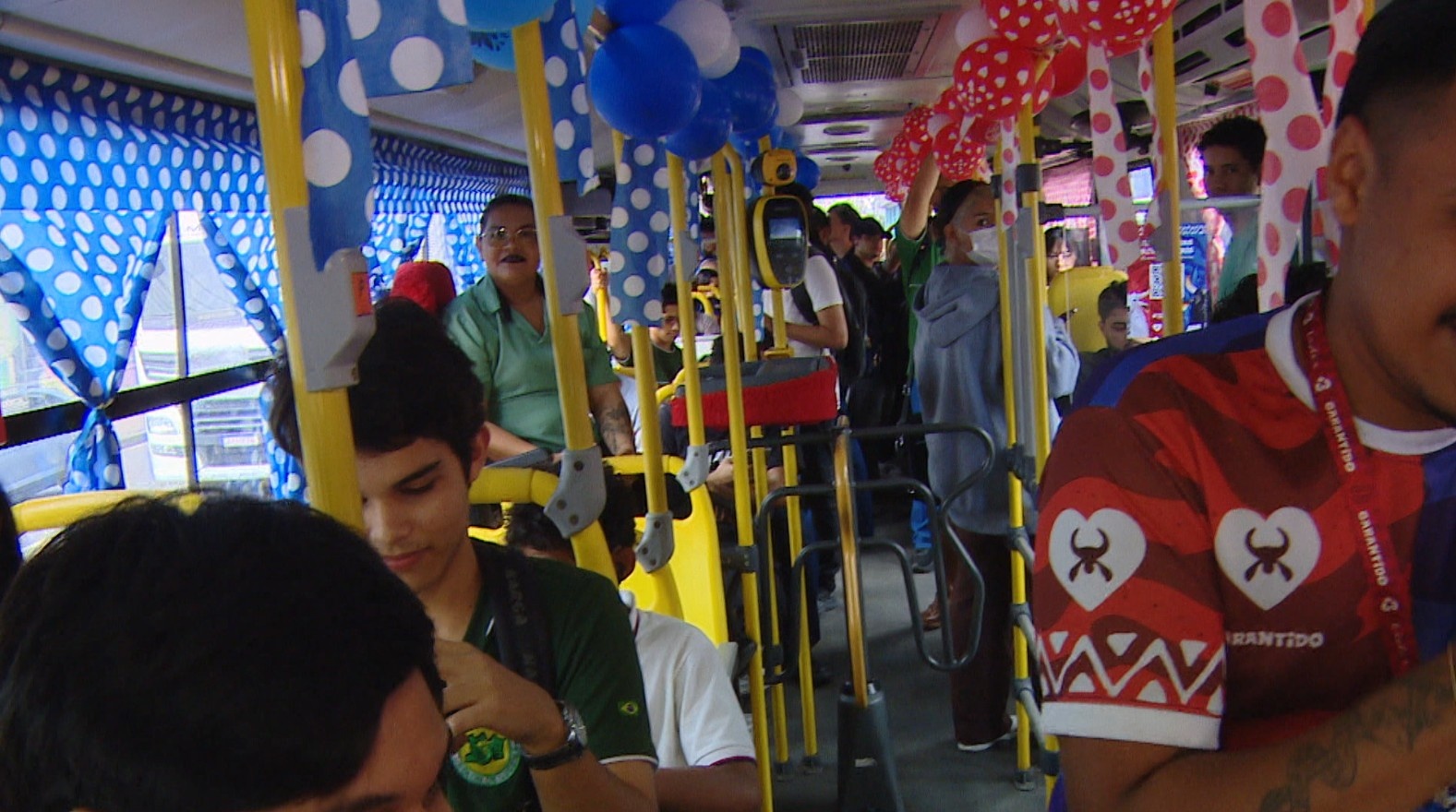 Ônibus Temático de Parintins em Manaus: Mais Que Decoração, Um Vetor Cultural e Econômico