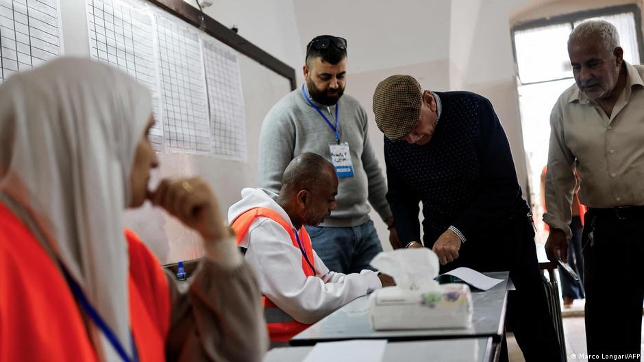Voto sob Escombros: Eleições Locais Palestinianas Revelam Crise de Legitimidade e Anseio por Unidade