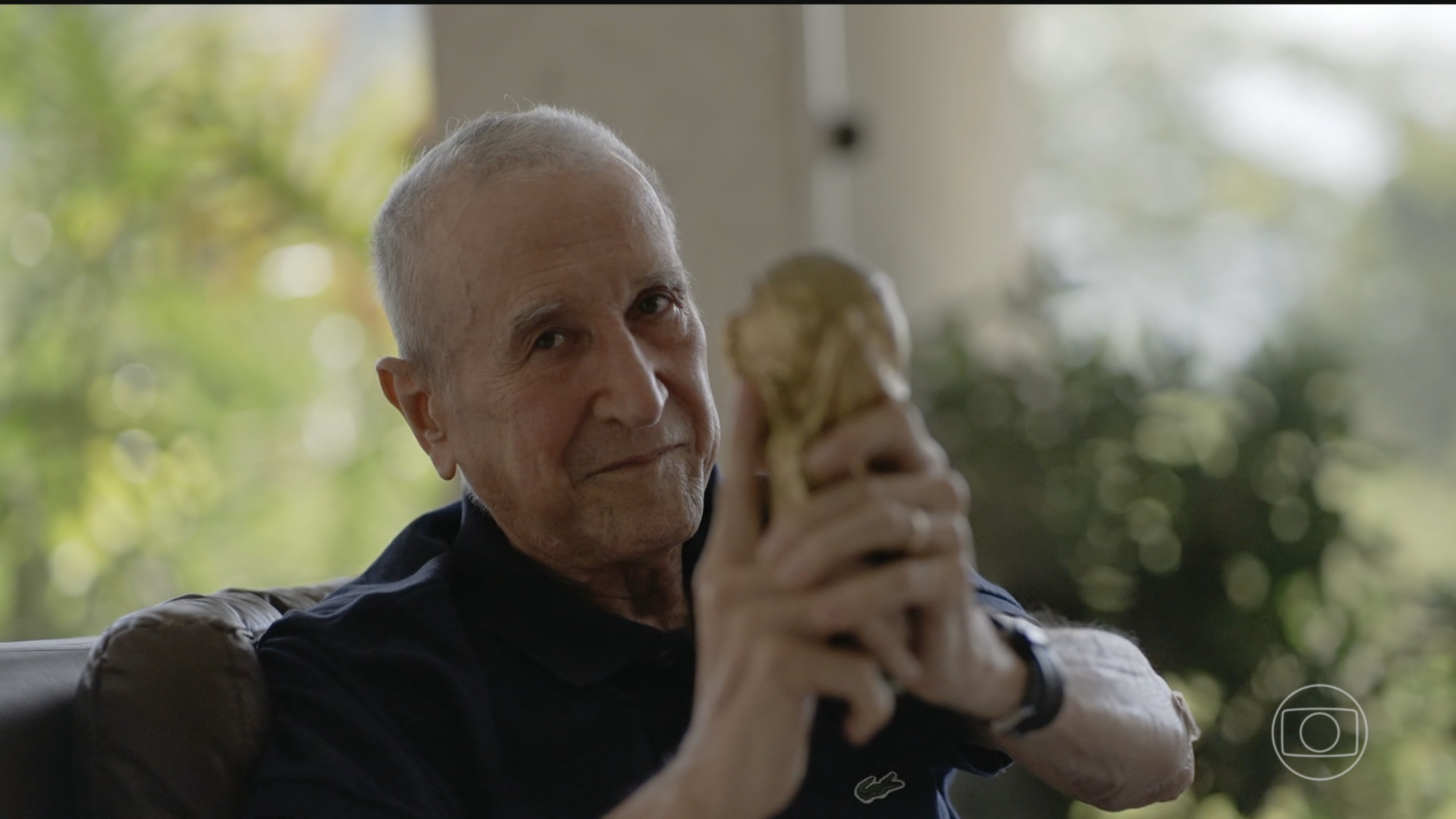 Saúde de Carlos Alberto Parreira Melhora: Uma Análise da Resiliência de um Ícone Carioca