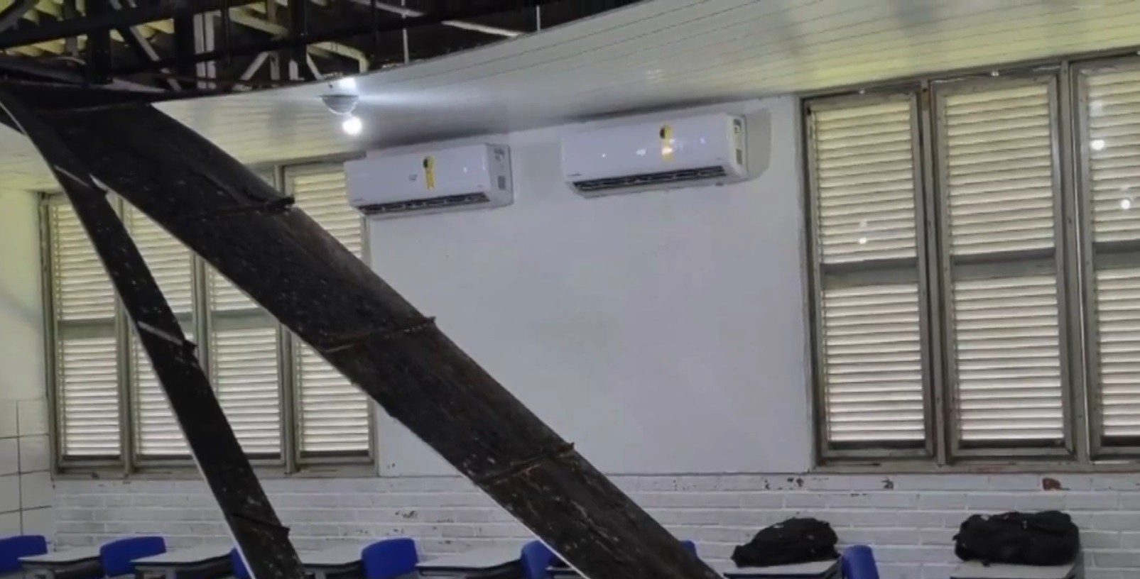 Teto de escola cai em professor em Natal; unidade enfrenta problemas estruturais