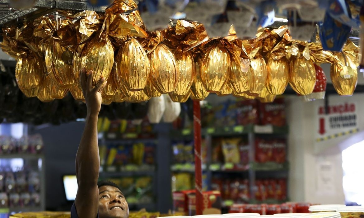A Páscoa de Ouro: Como a Crise do Cacau Transforma o Chocolate em Luxo para 2026