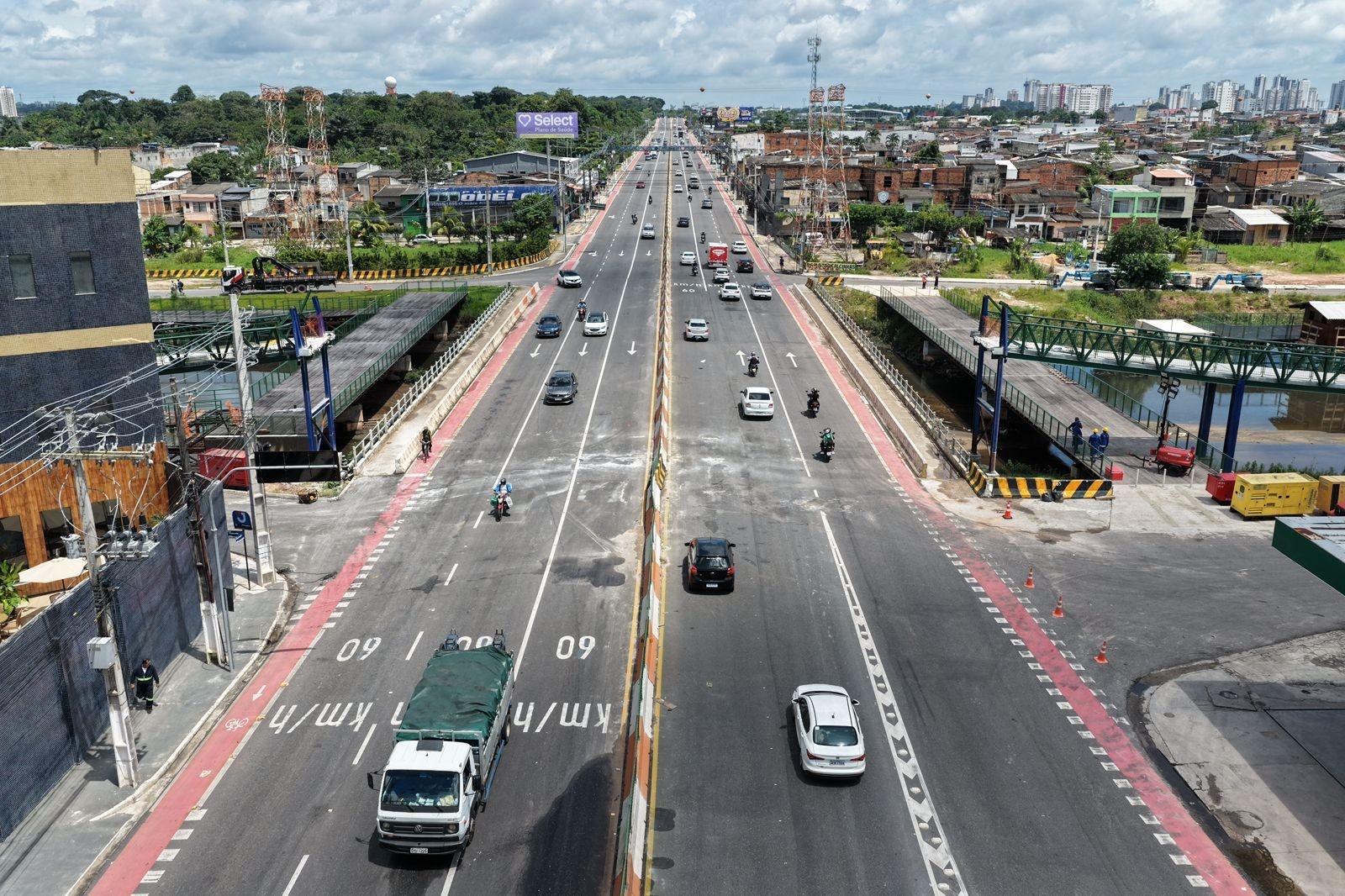 Belém: A Passarela da COP30 Desmontada Revela Desafios Estruturais e a Fragilidade da Confiança Pública