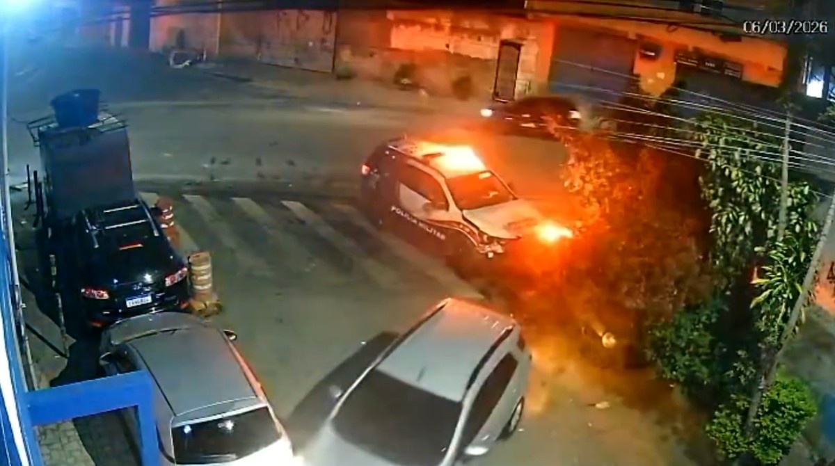 Perseguição por 5 km a ladrões de farmácia acaba com batida entre carros na Zona Norte de SP