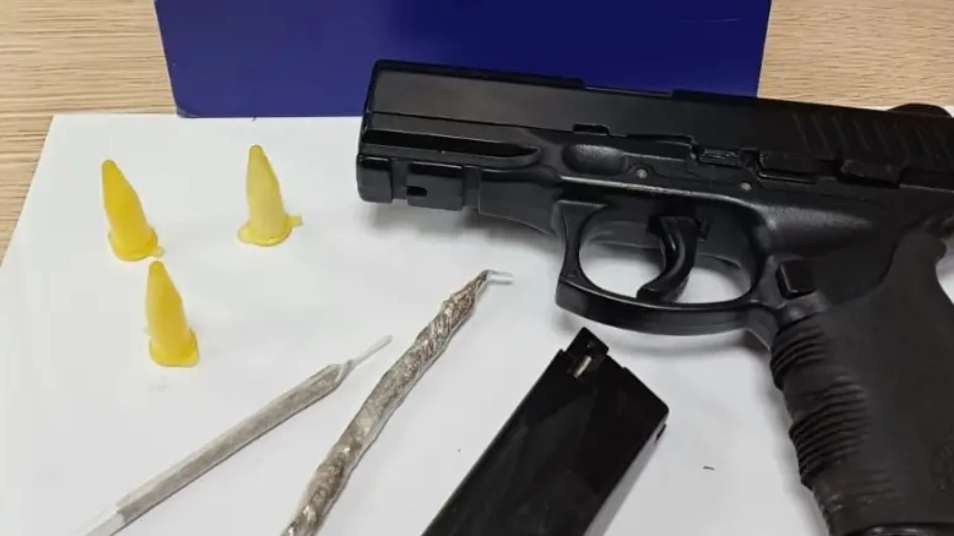 Vitória sob Tensão: Incidente com Arma Falsa e Drogas Revela Desafios da Segurança Urbana