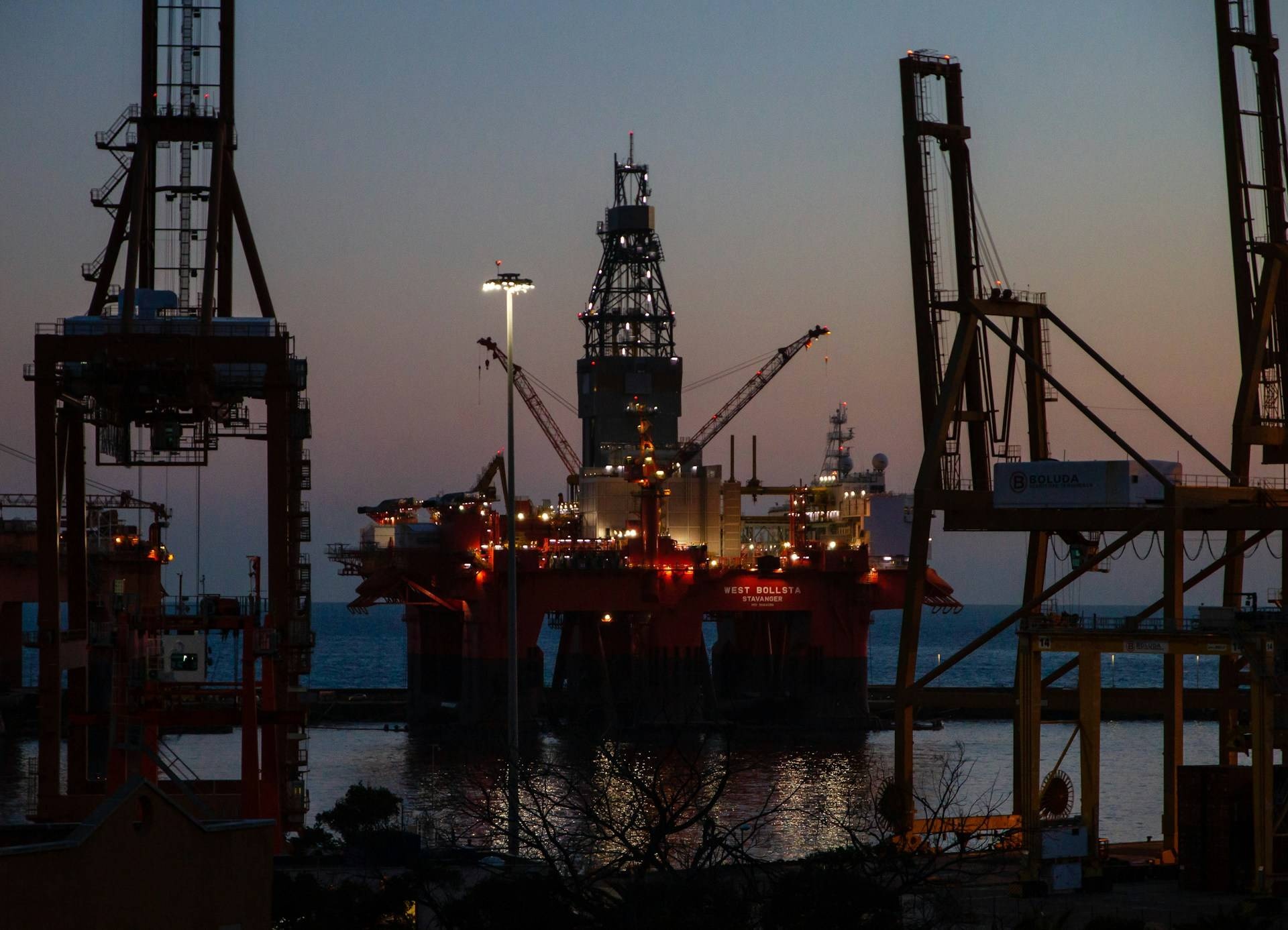 Petróleo Recua com Aumento de Produção da OPEP+: Cenários e Impactos Globais