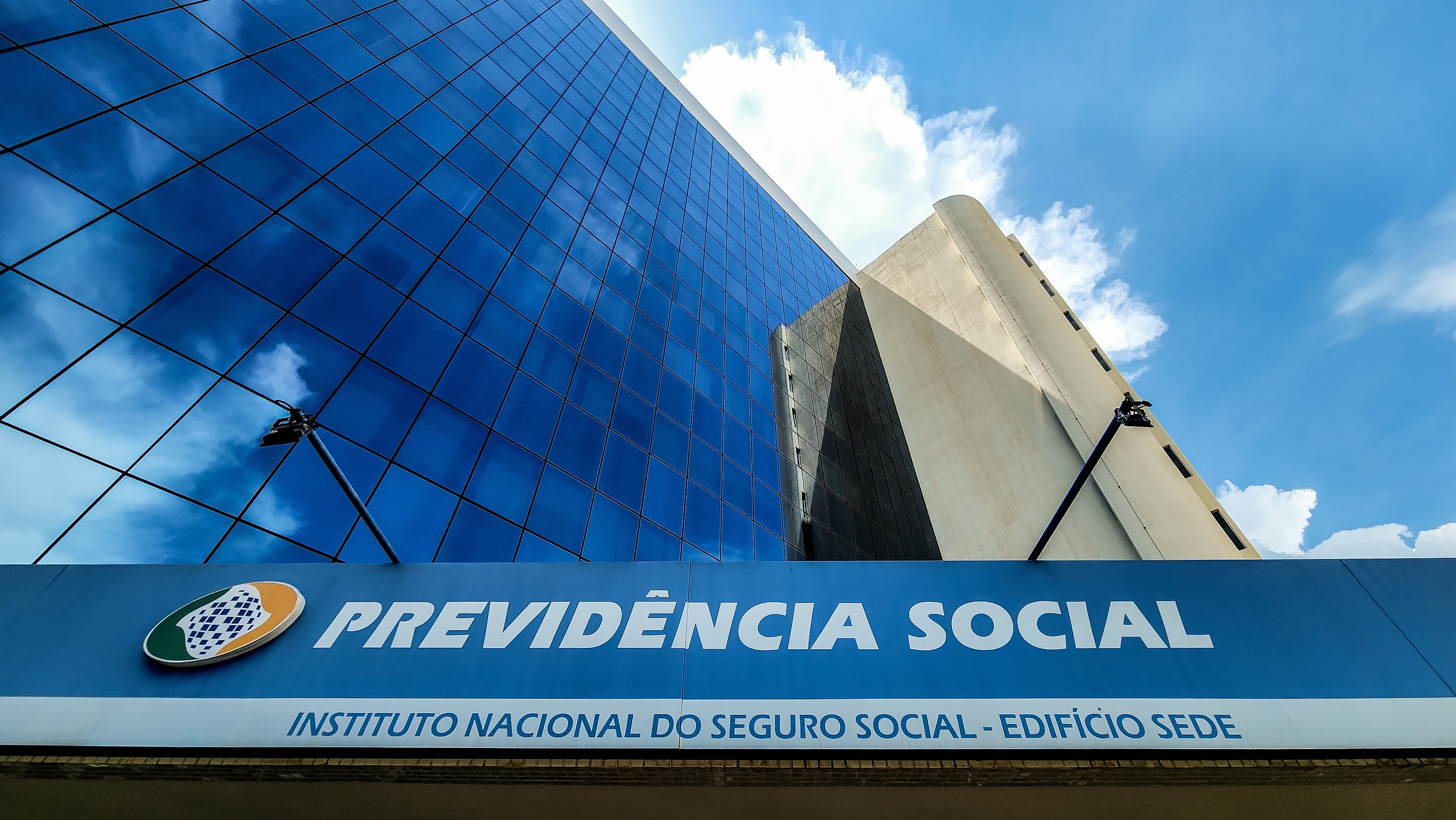 Fraudes no INSS: Dinheiro Vivo, Escândalo Bilionário e a Fragilidade da Proteção Previdenciária