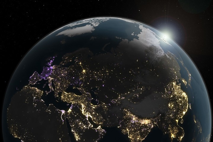 A Terra Vista à Noite: NASA Revela uma Intricada Dança de Luz e Sombra no Planeta