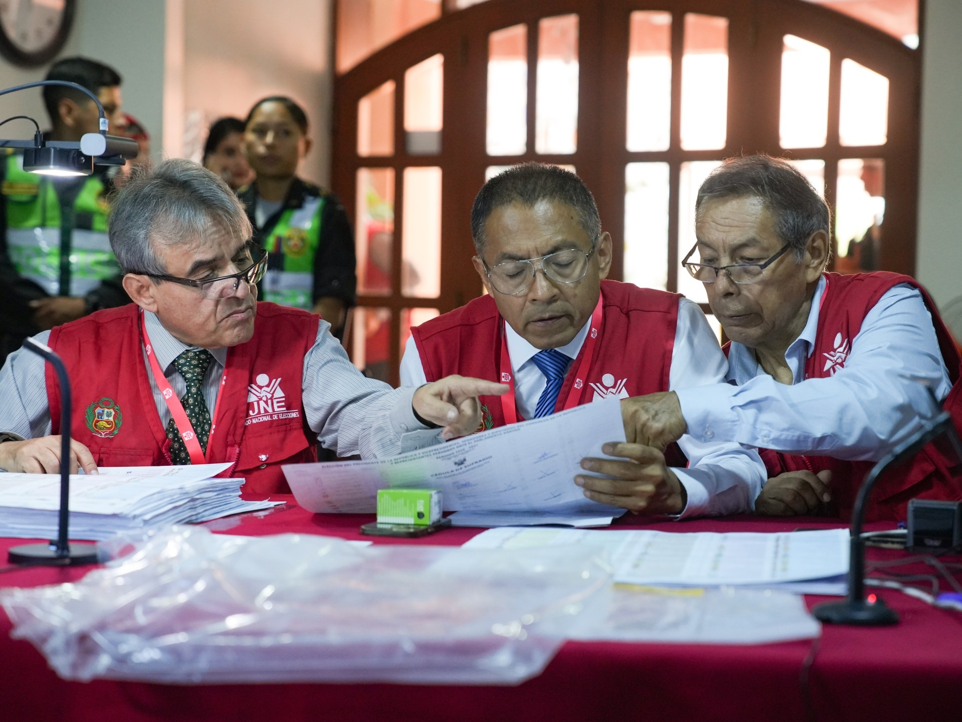 Peru: Crise de Confiança Eleitoral Desencadeia Incursão Policial em Órgãos Chave