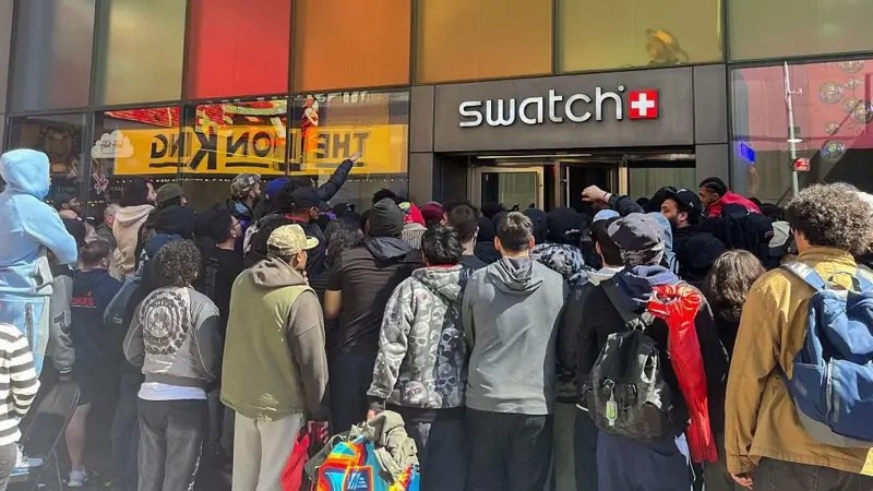 A Febre do Royal Pop: Análise Econômica da Colaboração Swatch x AP e o Fenômeno da Escassez
