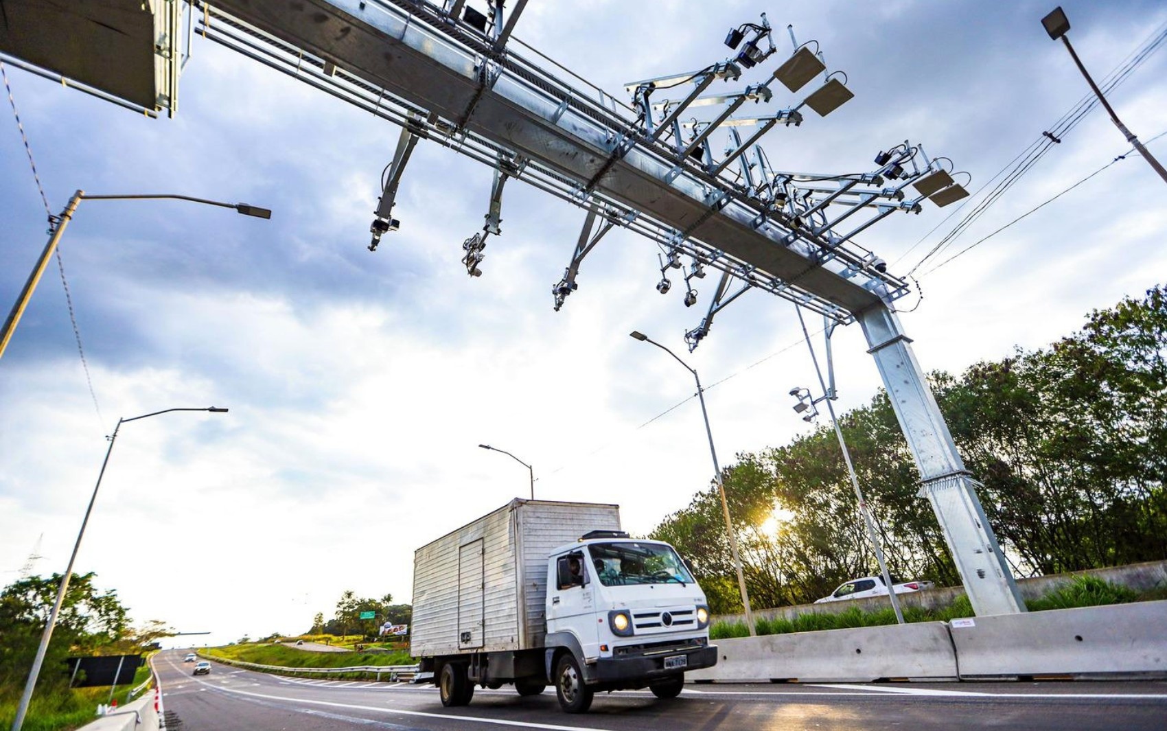 Pedágio Eletrônico em Goiás: Um Novo Eixo de Desafios e Oportunidades para a Economia Regional