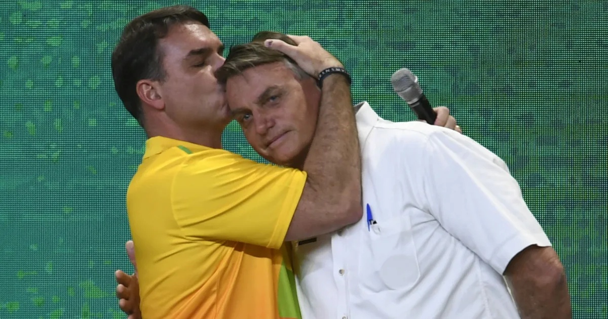Restrição Judicial a Flávio Bolsonaro: Um Marco nas Novas Regras do Jogo Político Brasileiro