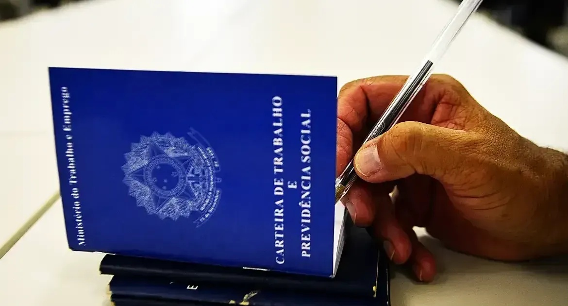 Jornada de Trabalho: Apoio ao Fim da Escala 6x1 Arrefecem no Brasil, Aponta Pesquisa