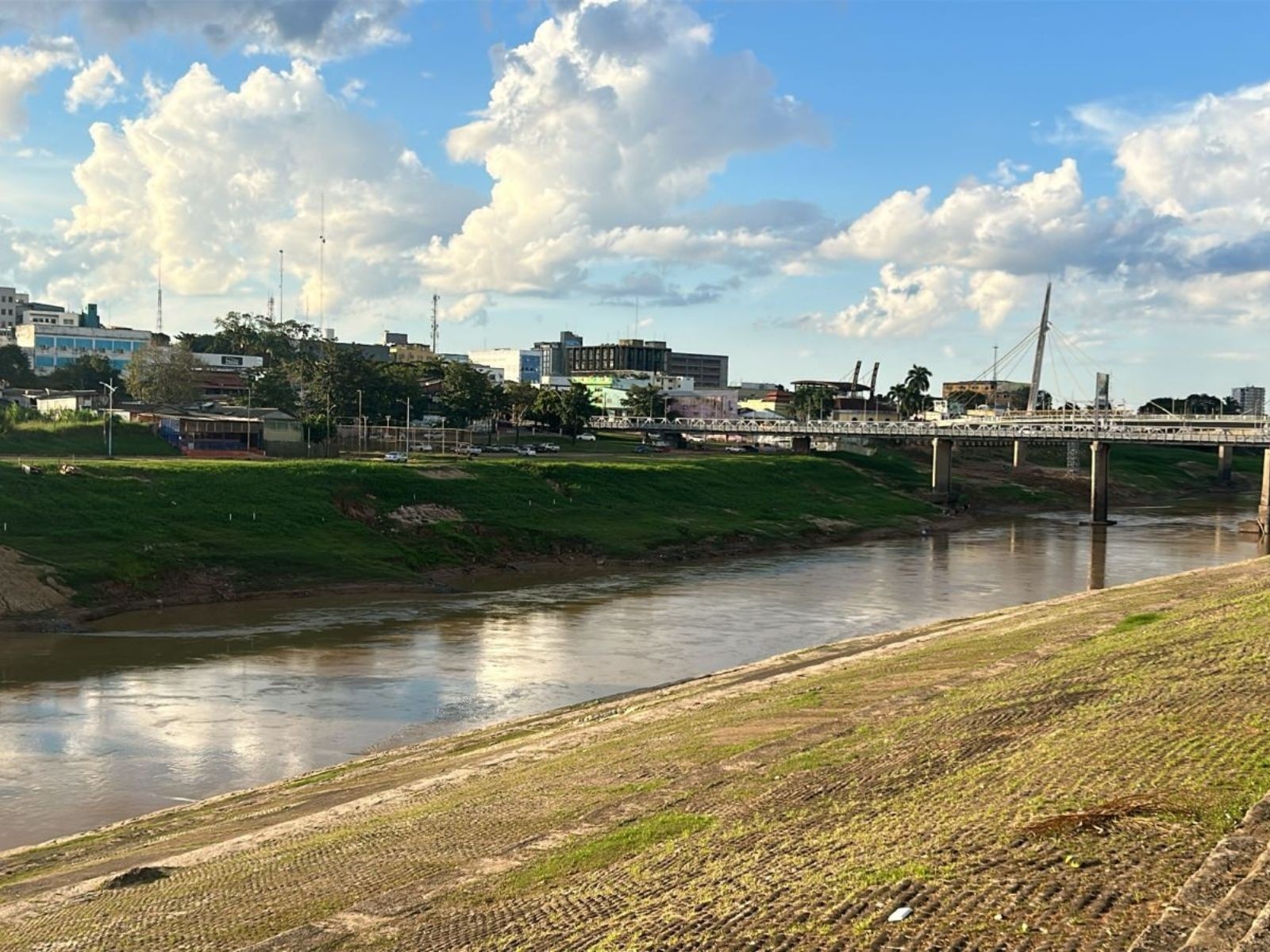 Acre: Rio Abaixo de 3 Metros Acende Alerta para Estiagem, Apesar de Chuva Anômala