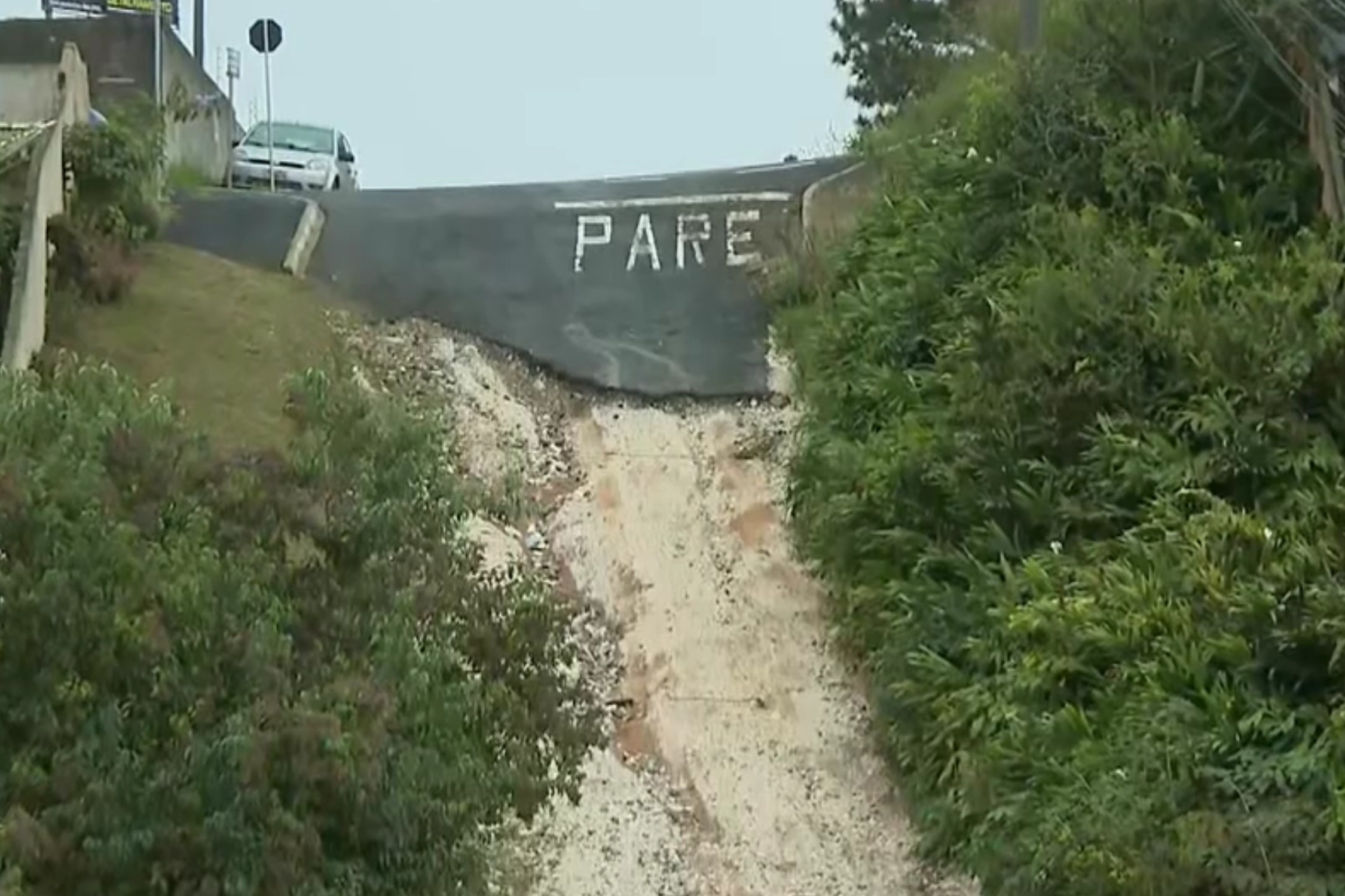 Descaso Secular: Rua 'Paredão' na RMC Revela Falhas Crônicas na Infraestrutura Urbana