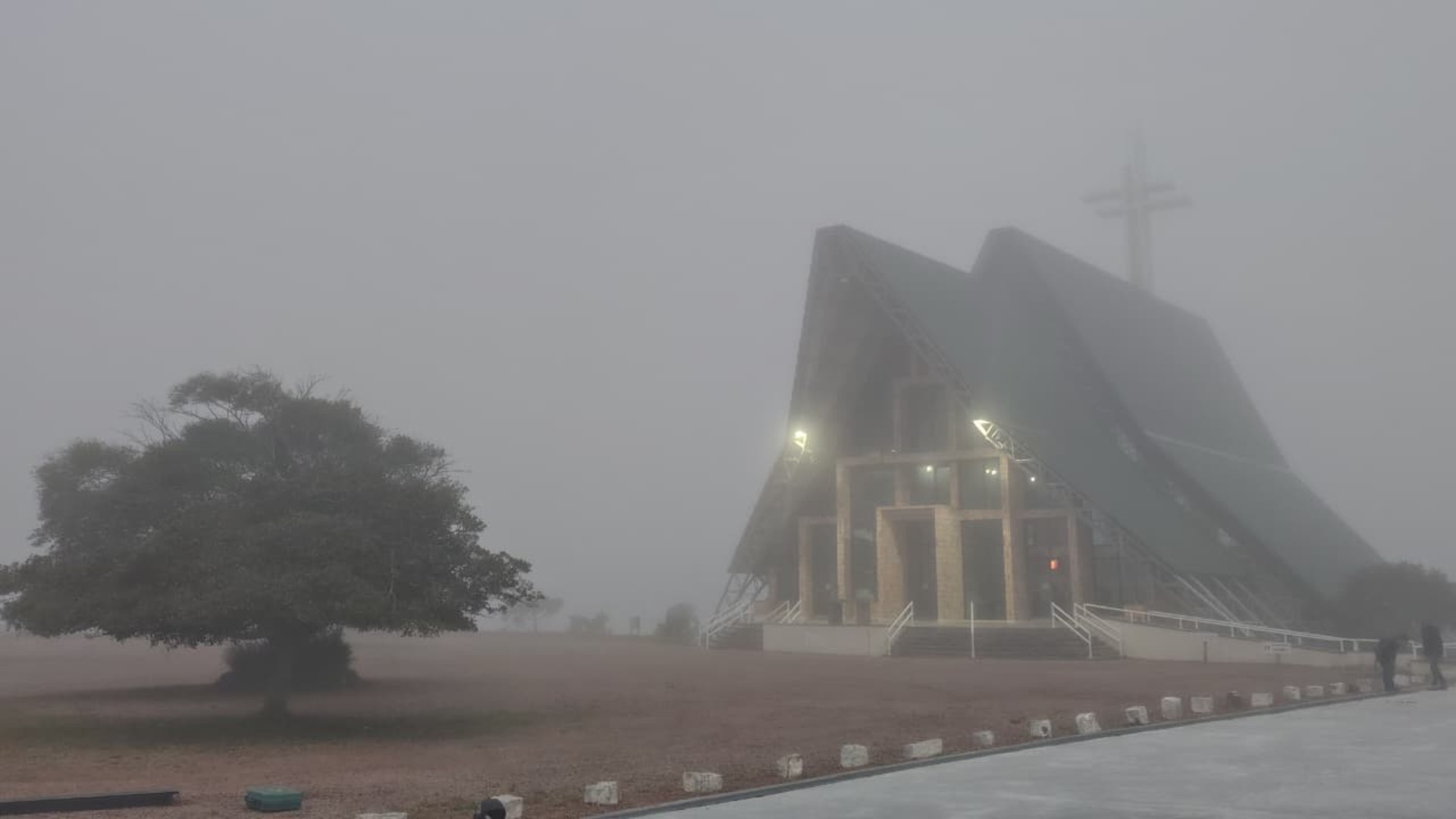 Névoa na Capital Gaúcha: Santuário Mãe de Deus e a Romaria como Refúgio Climático e Espiritual