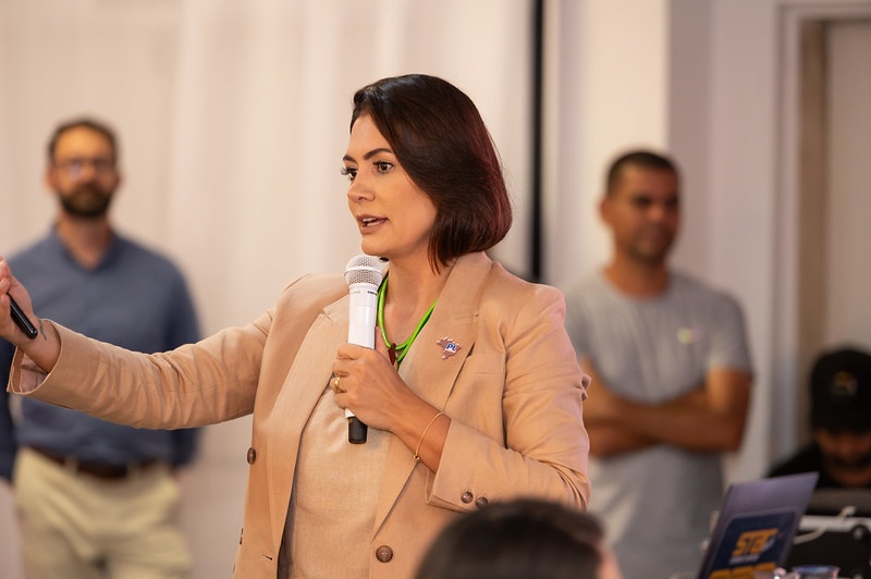O Caso da Arma de Bolsonaro: Reflexões sobre Legalidade e Autoridade