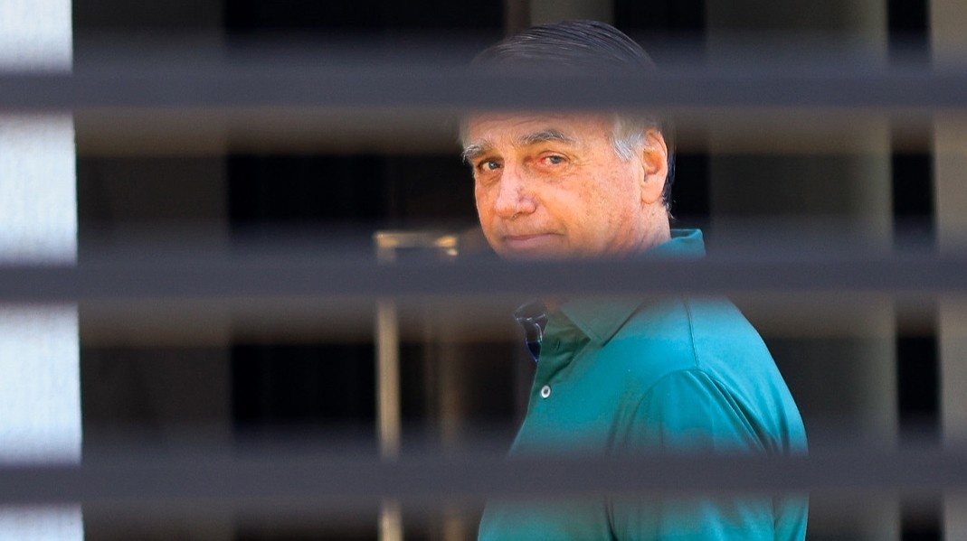 Arma de Bolsonaro Inutilizada: O Intrincado Cenário de Saúde e Segurança Institucional