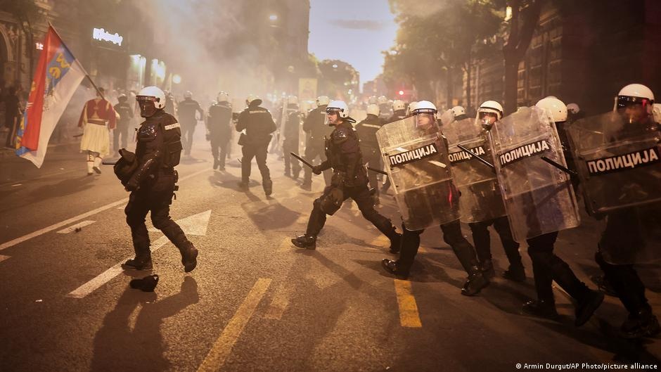 Sérvia em Conflito: Protestos e Acusações de Autocracia Desafiam o Rumo Democrático do País