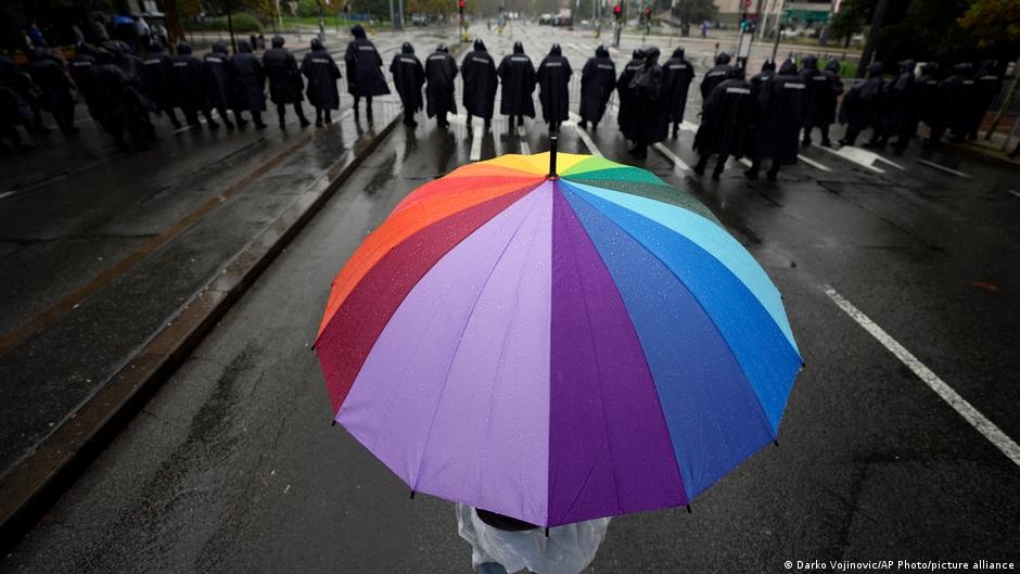 Sérvia: A Escalada da Violência Anti-LGBTQ+ e o Alerta para a Estabilidade Europeia