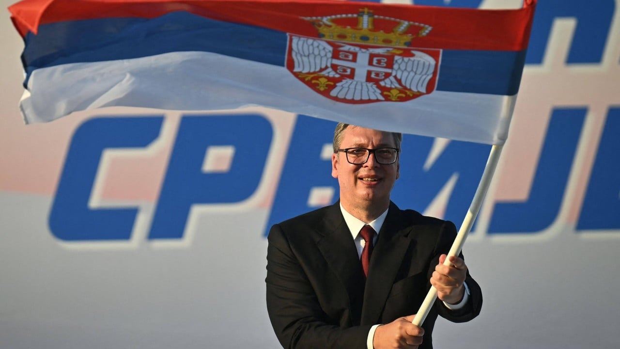 Sérvia Pós-Vucic: O Populismo em Xeque e a Força da Rua nos Bálcãs
