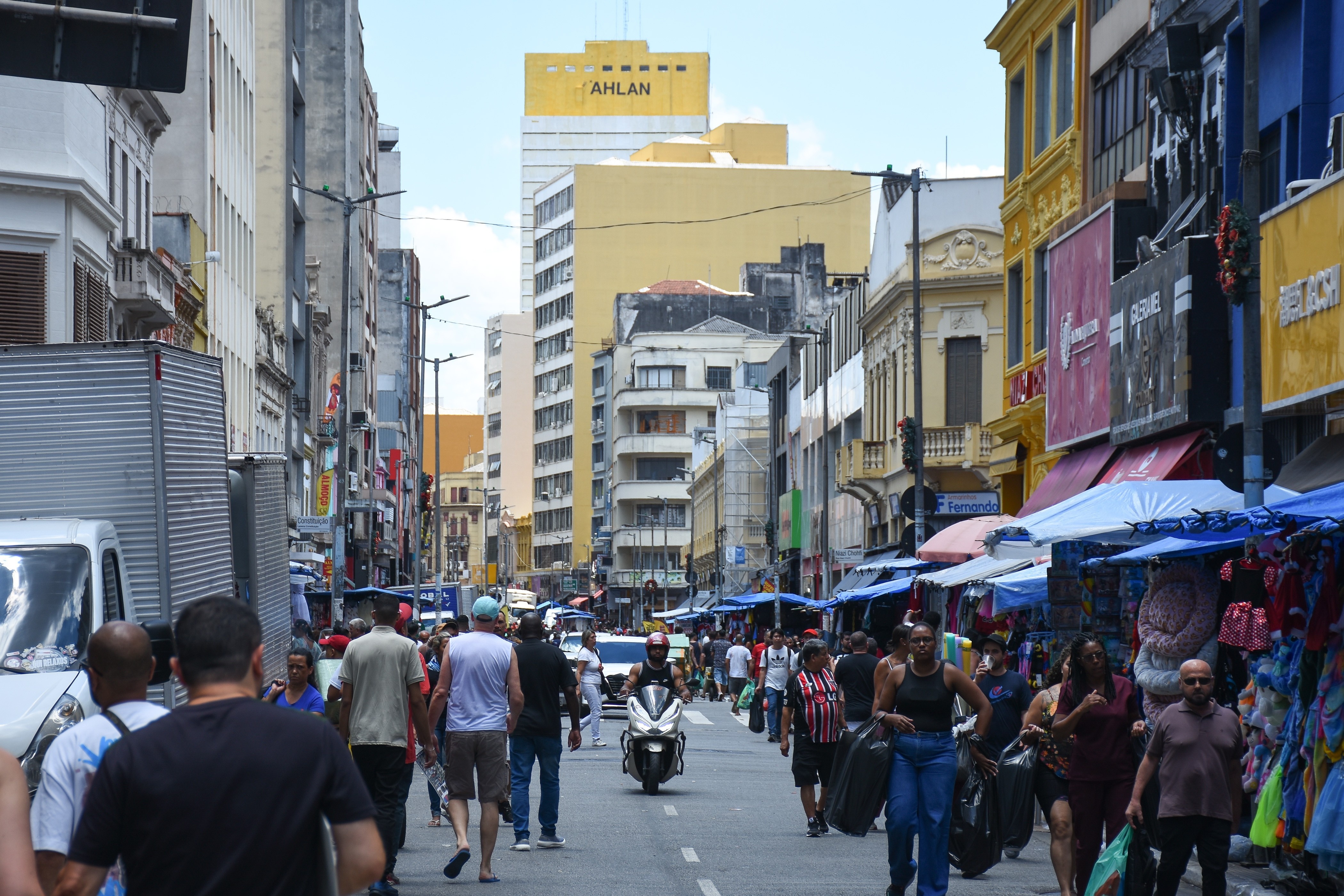 São Paulo e o Enigma da Formalização: Como o 'Tô Legal' Impede Ambulantes de Acessar Polos Vitais do Comércio