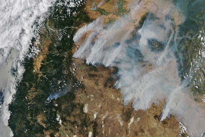 Incêndios no Oregon e a Sombra da Crise Climática: Uma Análise Científica Além das Chamas