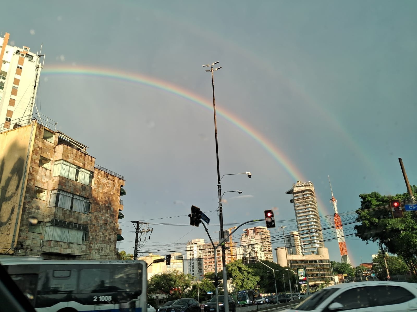 Arco-íris Duplo em SP: Análise da Conexão entre Eventos Meteorológicos e a Resiliência Urbana