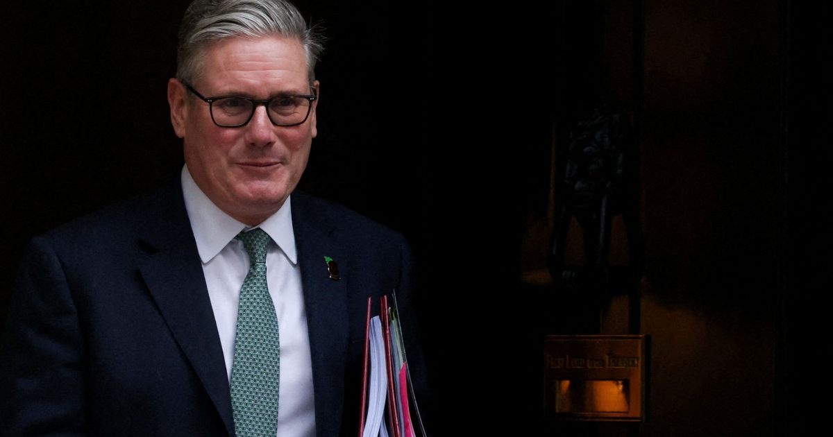 Eleições Britânicas Revelam Fragmentação e Desafiam Liderança Trabalhista: Implicações Globais