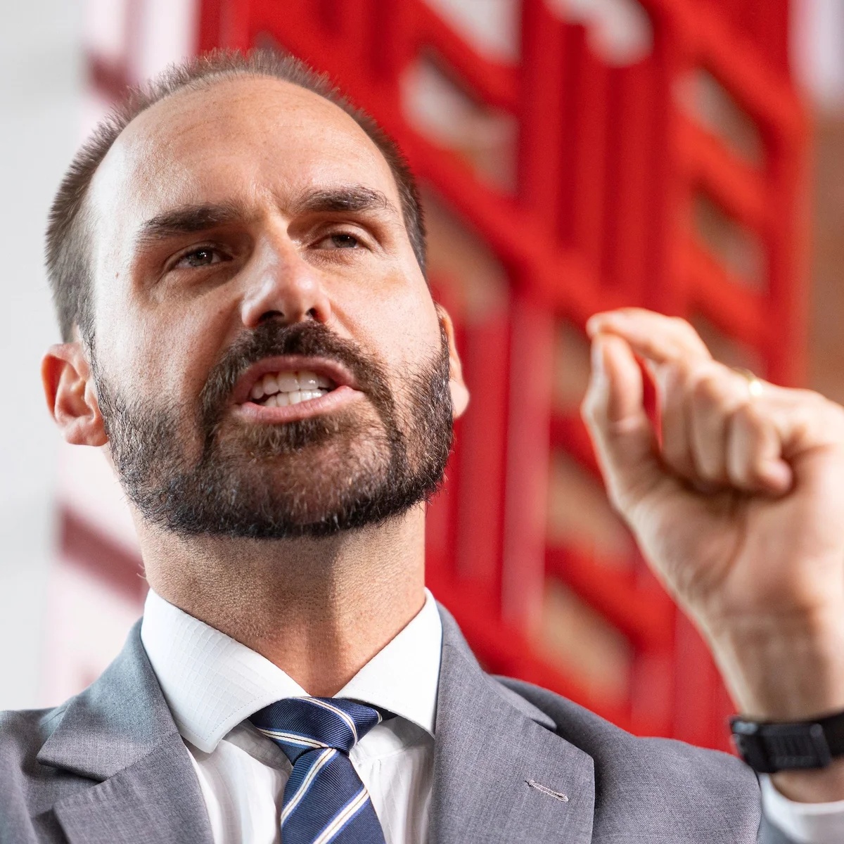 STF Condena Eduardo Bolsonaro por Coação, Firmando Precedente sobre Limites da Ação Política
