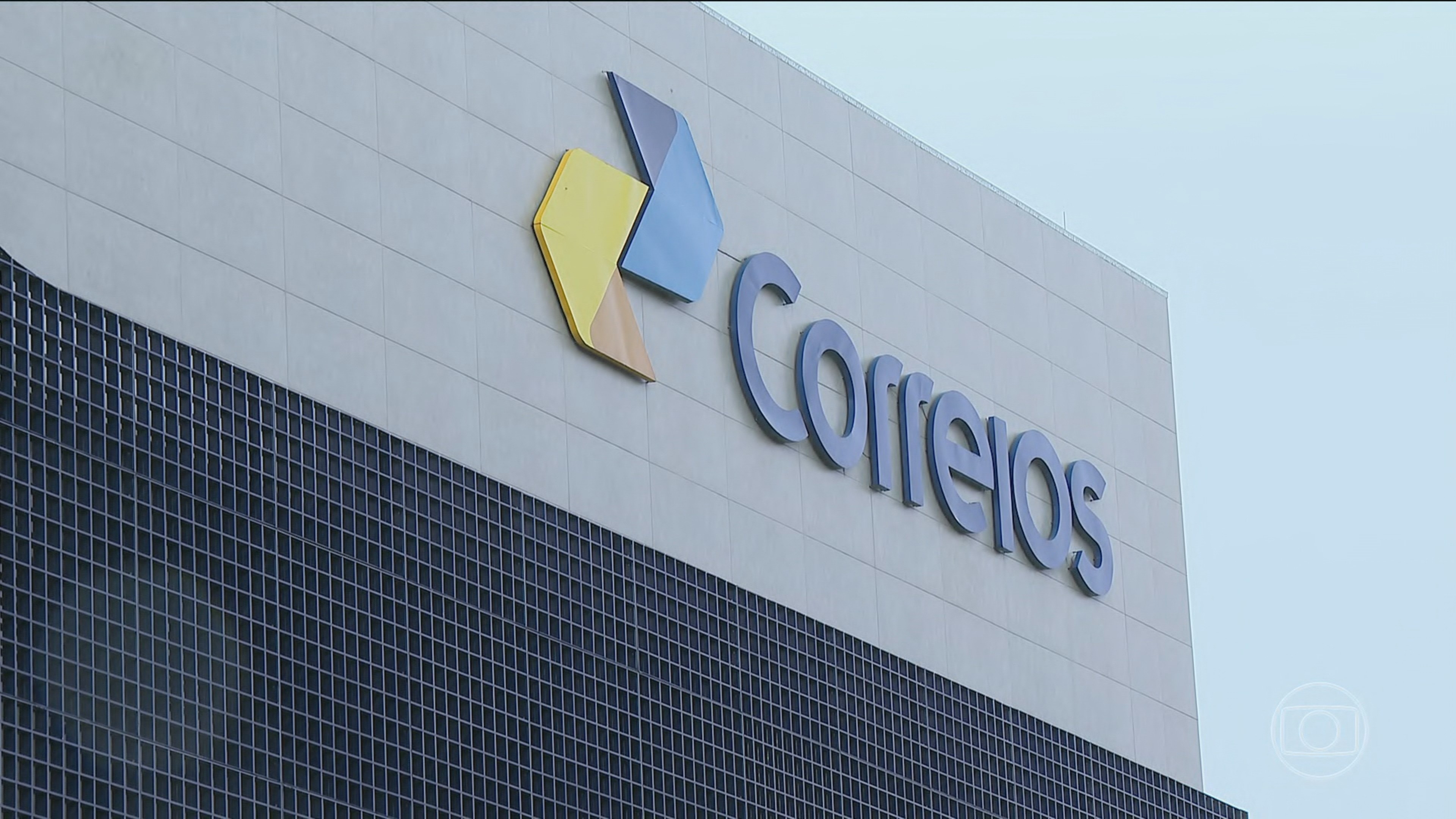 A Crise dos Correios: Como a 'Taxa das Blusinhas' e o Fim do Monopólio Redesenham a Logística e as Finanças Públicas